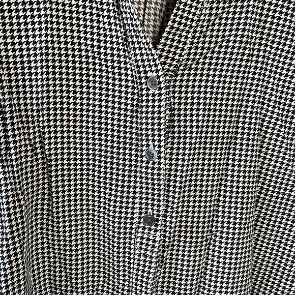 J Jill White Houndstooth Button Up Long Sleeve Rayon Shirt Size Medium - Picture 2 of 10